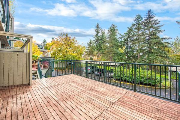 Redmond Condo: 8845 166th Ave NE #B104