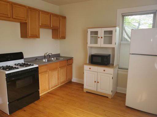 2 bedroom upper Van Buren & Brady – photo 1