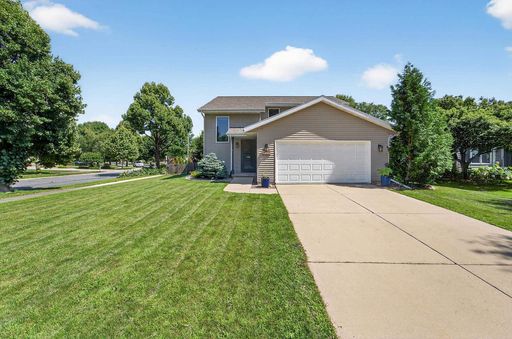 Beautiful 3-Bedroom Home in Madison’s Glacier Crossing Neighborhood – photo 1