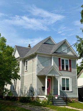 Charming 2 Bedroom Lower Flat with Heat Included – Oshkosh – photo 1