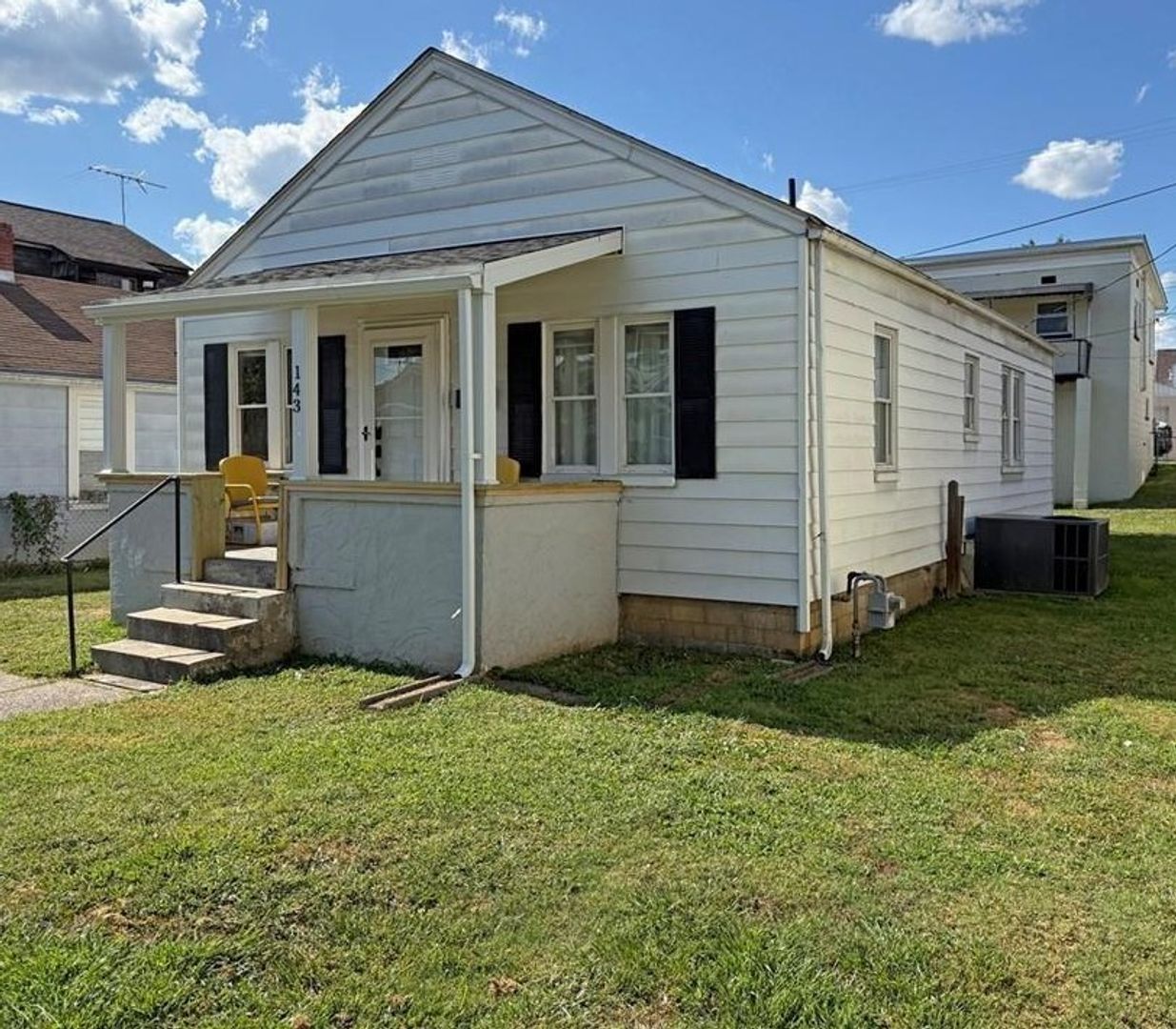 South Charleston House: 143 5th Avenue