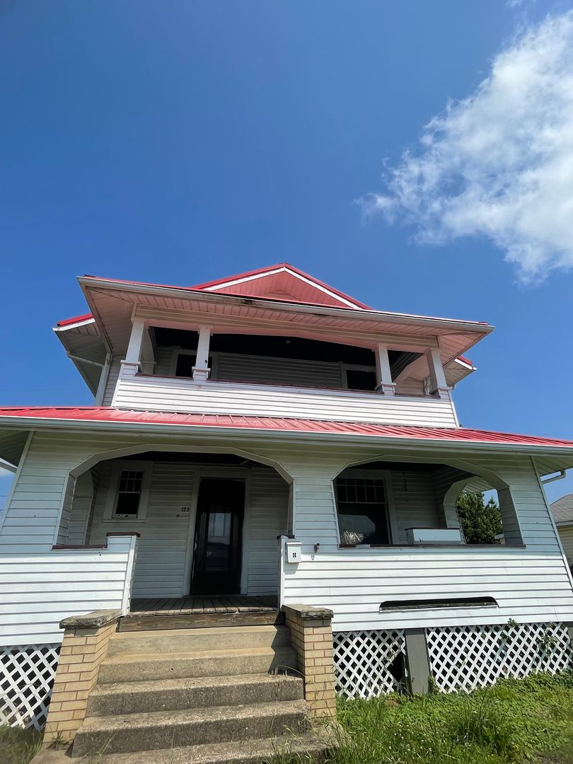 South Charleston House: 123 9th Avenue