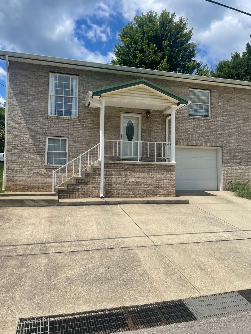Charleston House: 5233A Beechcrest Drive