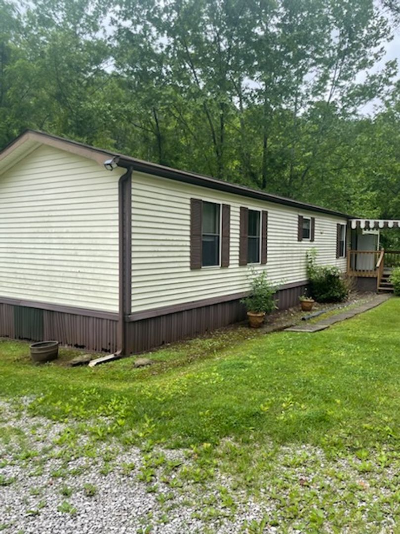 Poca House: 671 Limeberger Creek Road