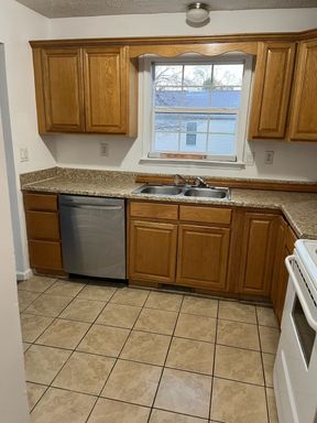 Three Bedroom One Half Bath Townhome in St. Albans – photo 1