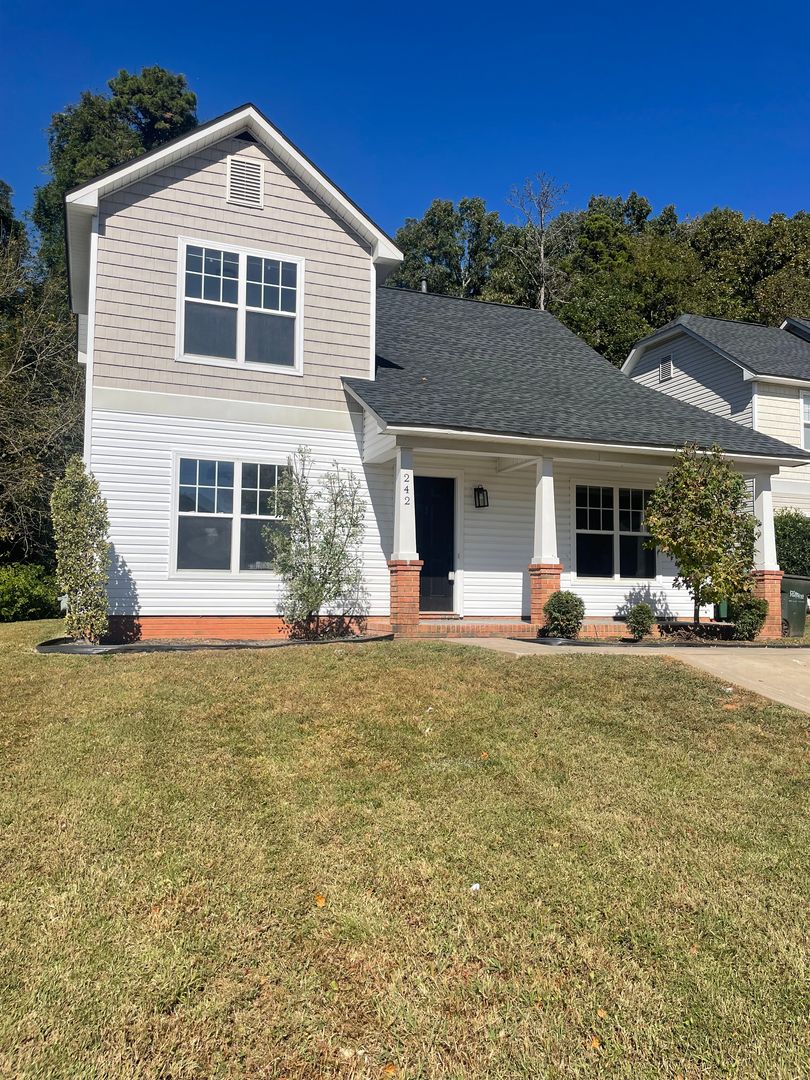 Beautiful 2 story home in Crestdale Crossing in Matthews!