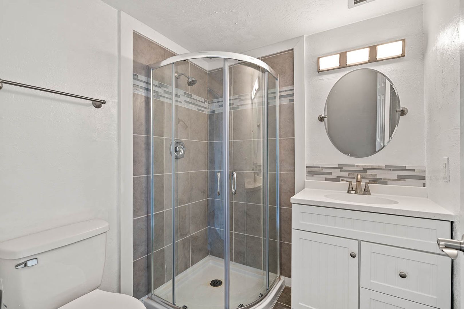 604 E. Iredell Avenue 8 of 12