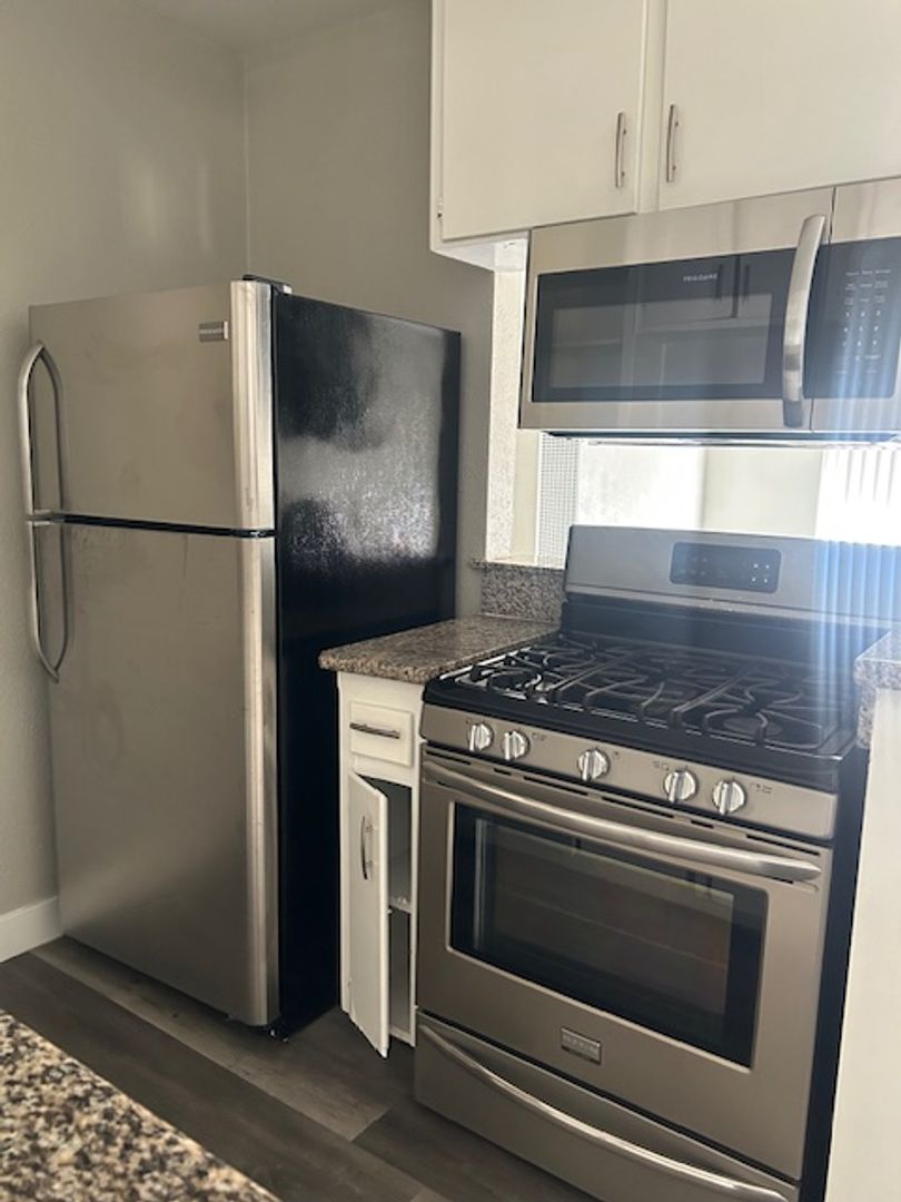 Long Beach Apartment: 4500 N Lakewood Ave