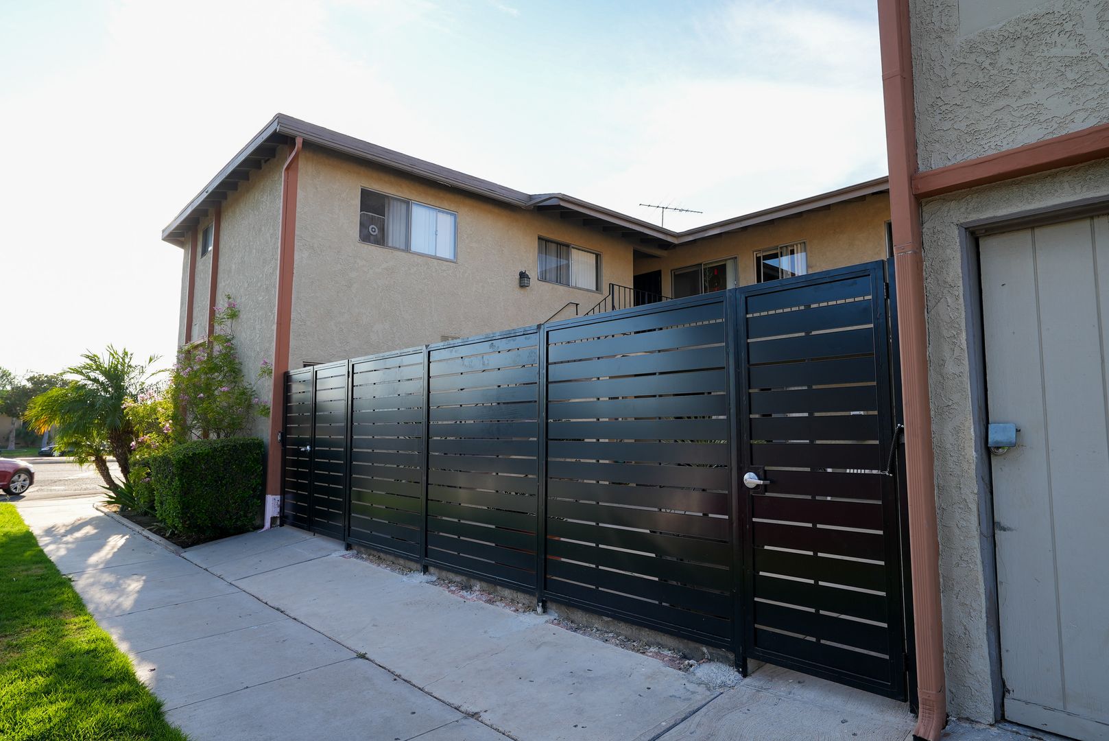Long Beach Apartment: 4500 N Lakewood Ave