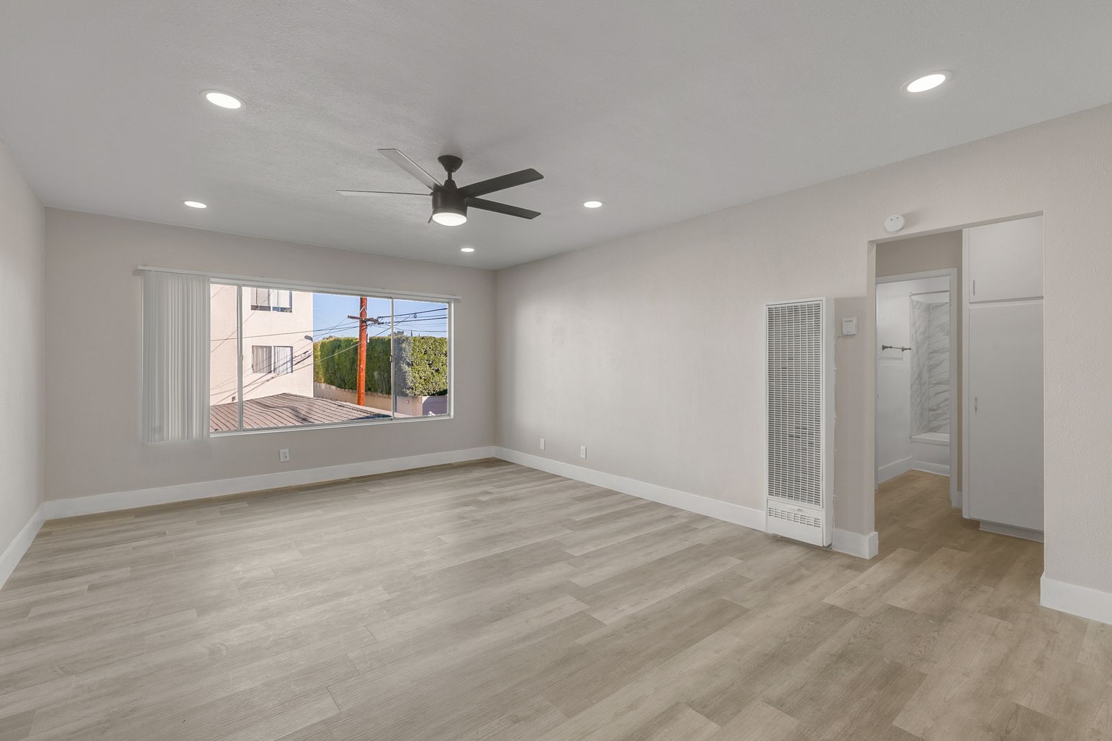 Long Beach Apartment: 4500 N Lakewood Ave