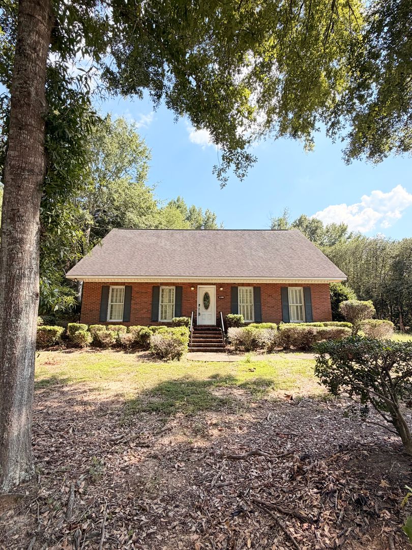 Auburn House: 1180 E University Drive