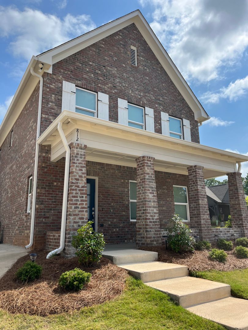 Auburn House: 812 Clear Spring Dr