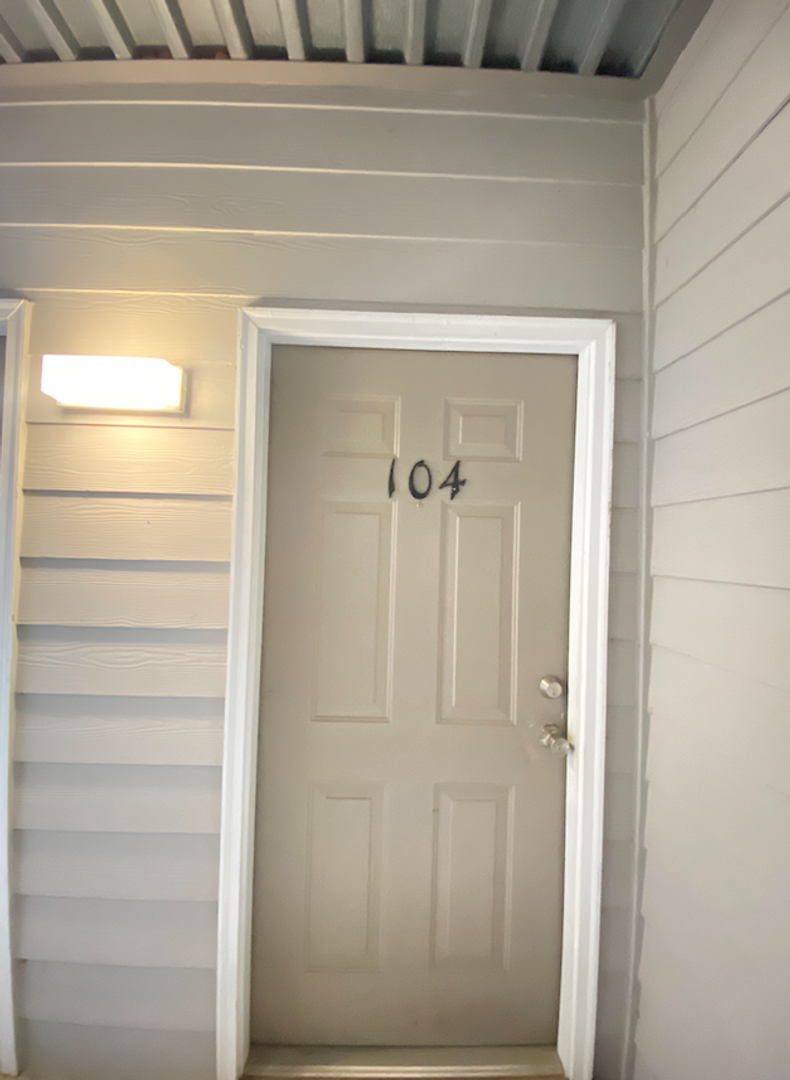 Auburn House: 1385 S Donahue Dr Unit 4-104