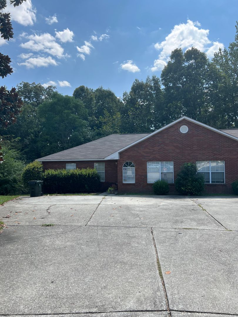 Auburn House: 2009 Bluff Court - 2009 Bluff Ct