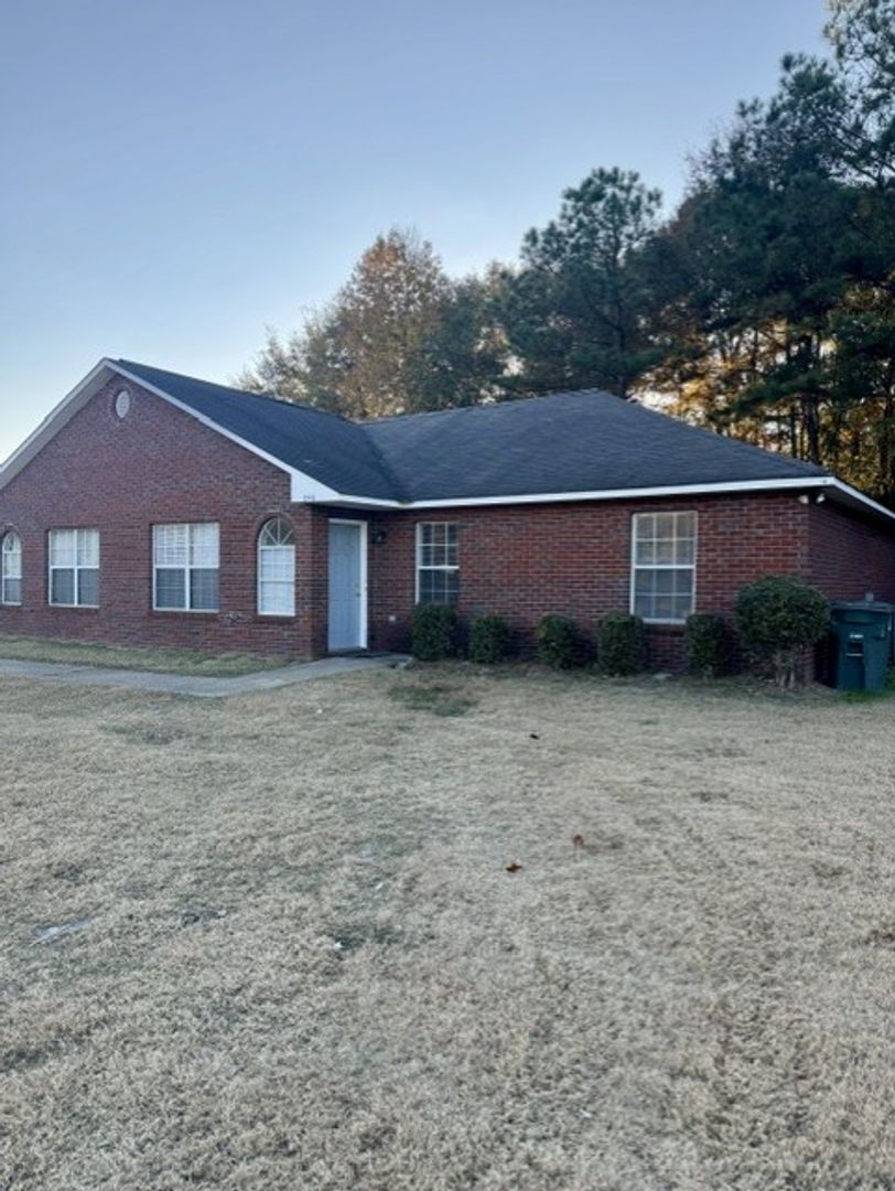 Auburn House: 246 Harmon Drive