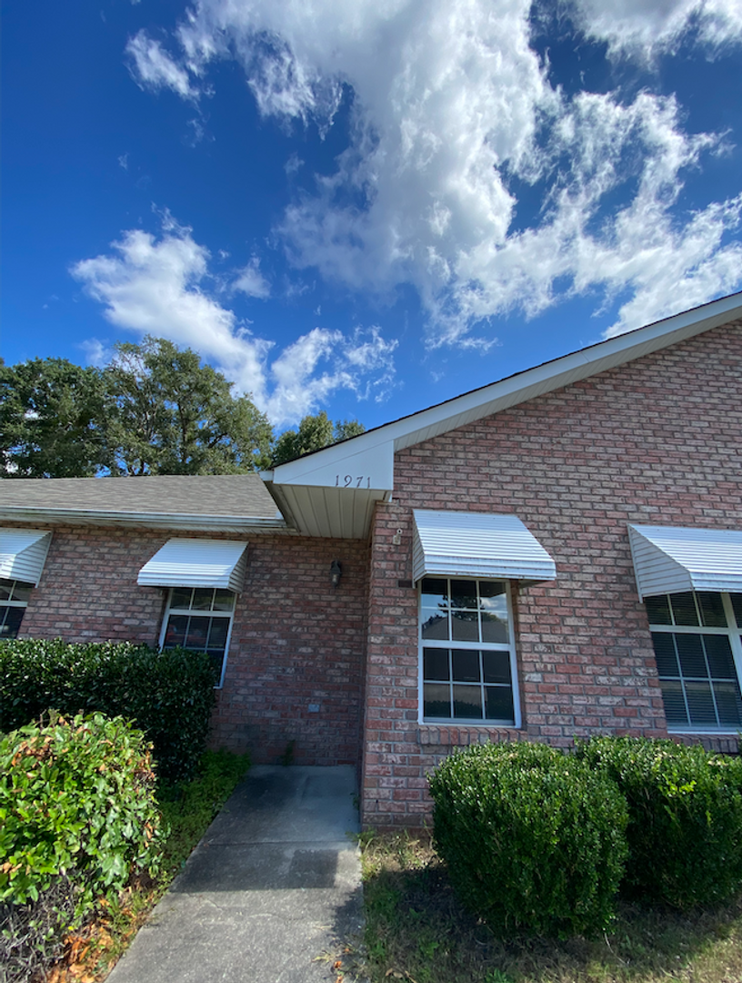 Auburn House: 1971 Bluff Ct