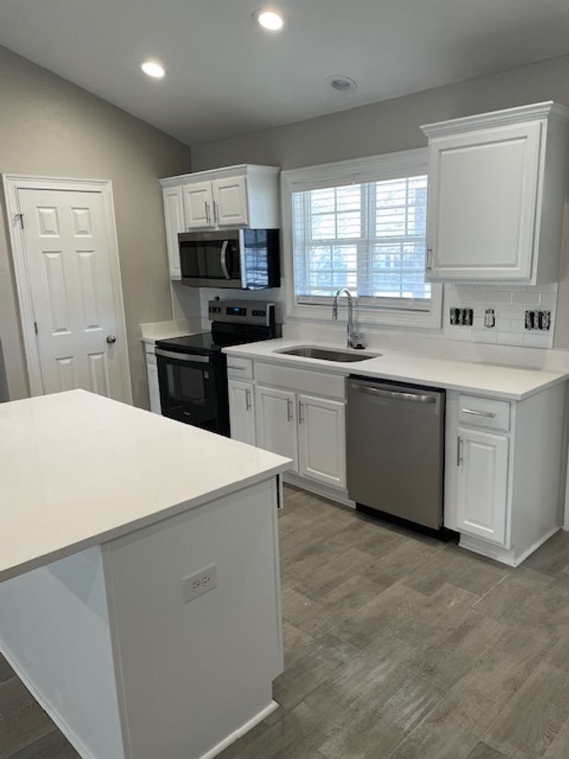 Auburn House: 802 W Longleaf Dr 38