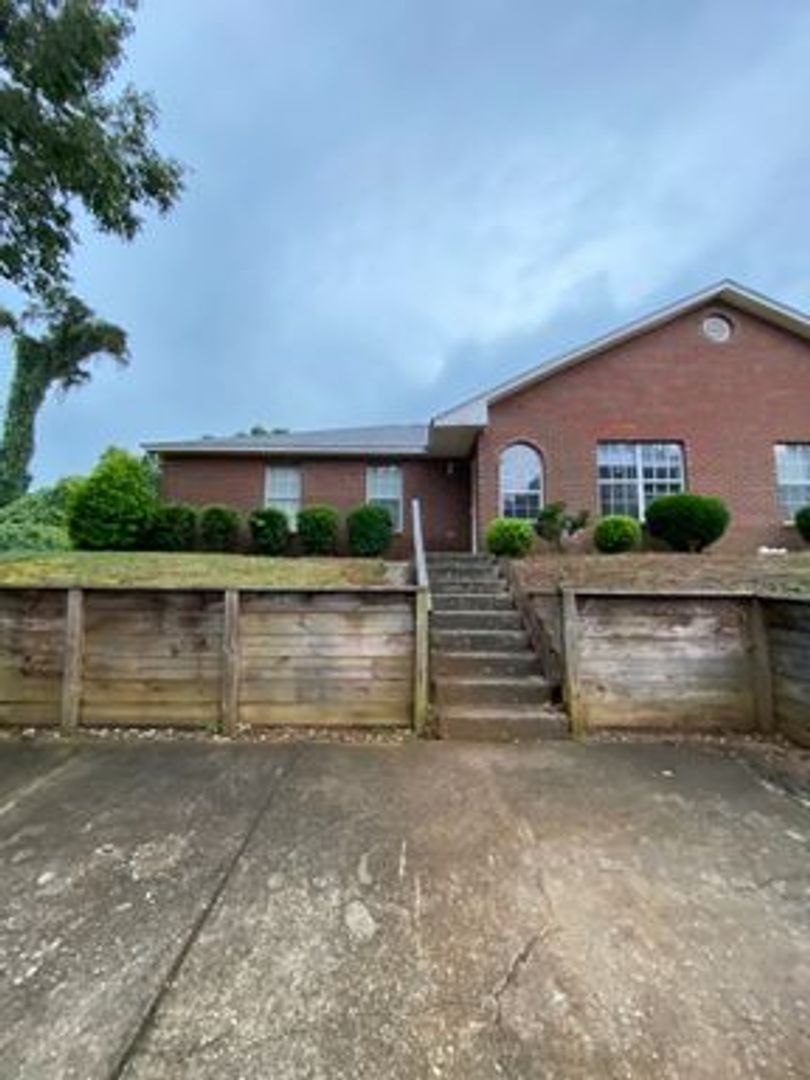 Auburn House: 1139 Northlake Dr