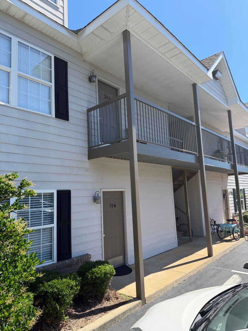 Auburn House: Ross Street- 303 N Ross Street Unit 204