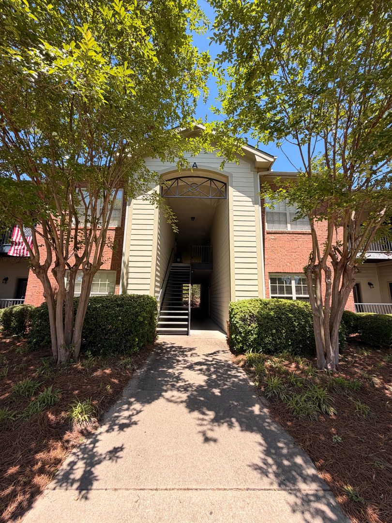 Auburn House: 3297 S College Street A-104