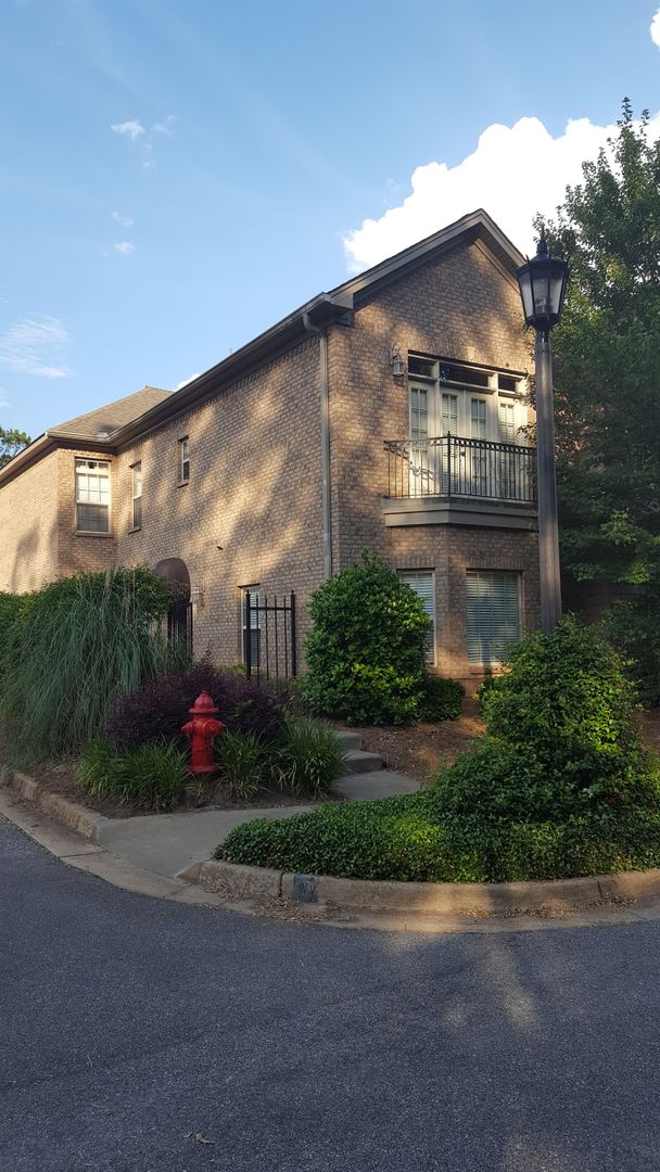 Auburn House: 1086 Runningvine Lane