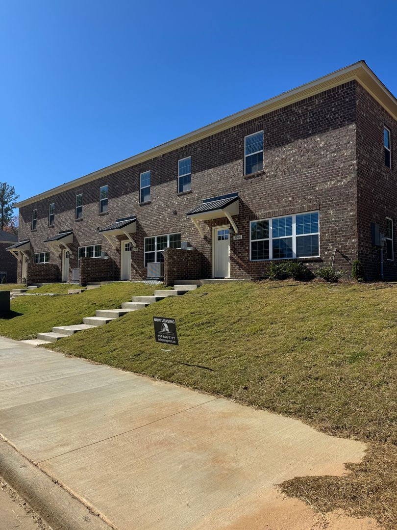 Auburn House: 2098 Downs Way