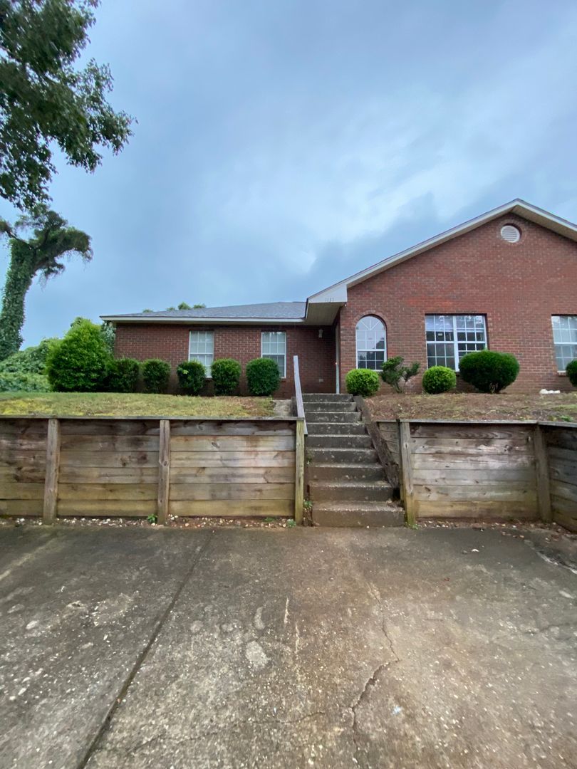 Auburn House: 1137 Northlake Dr