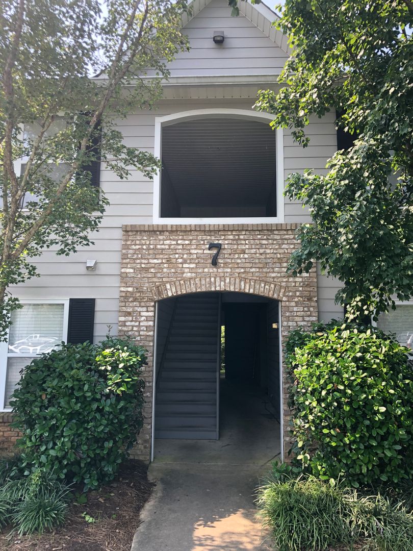 Auburn House: 1385 S Donahue Drive Unit 7-202