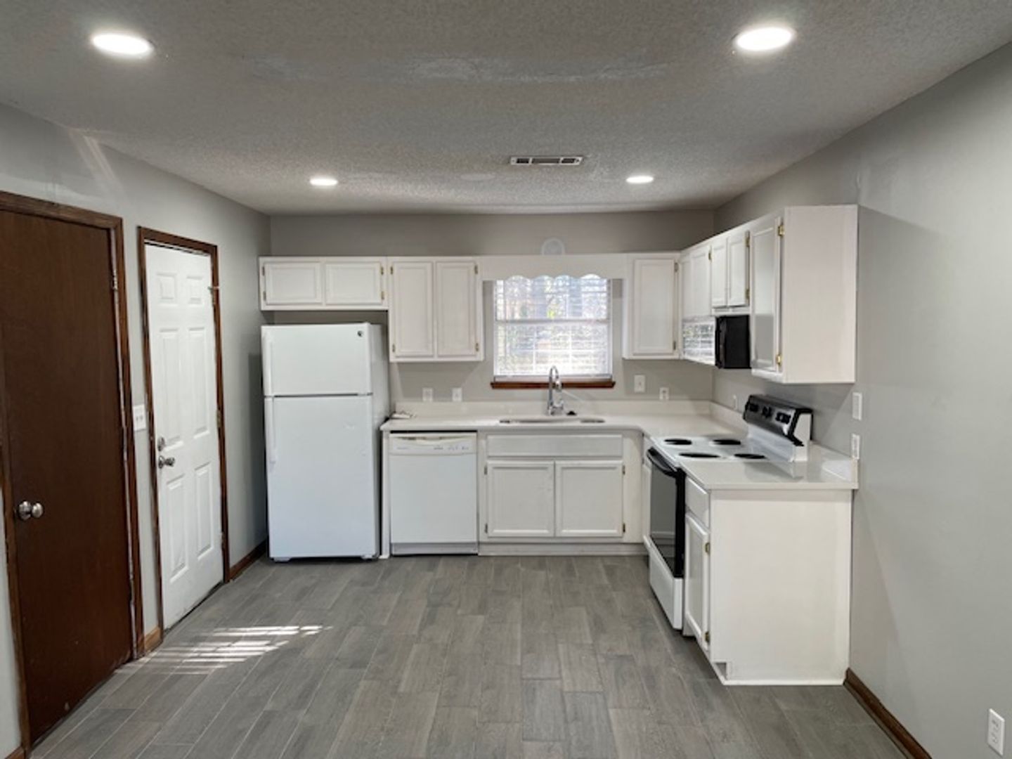 Auburn House: 1150 Gentry Dr