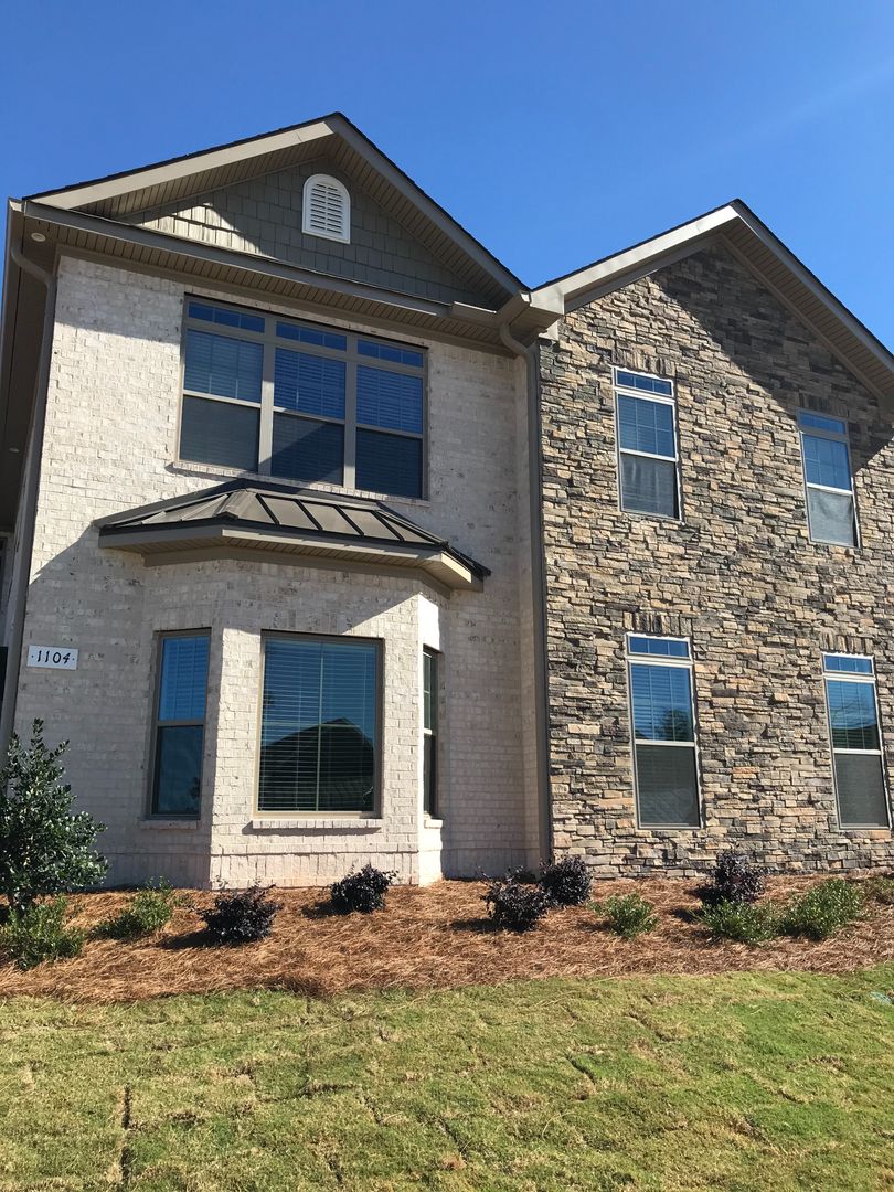 Auburn House: 1102 Runningvine Lane