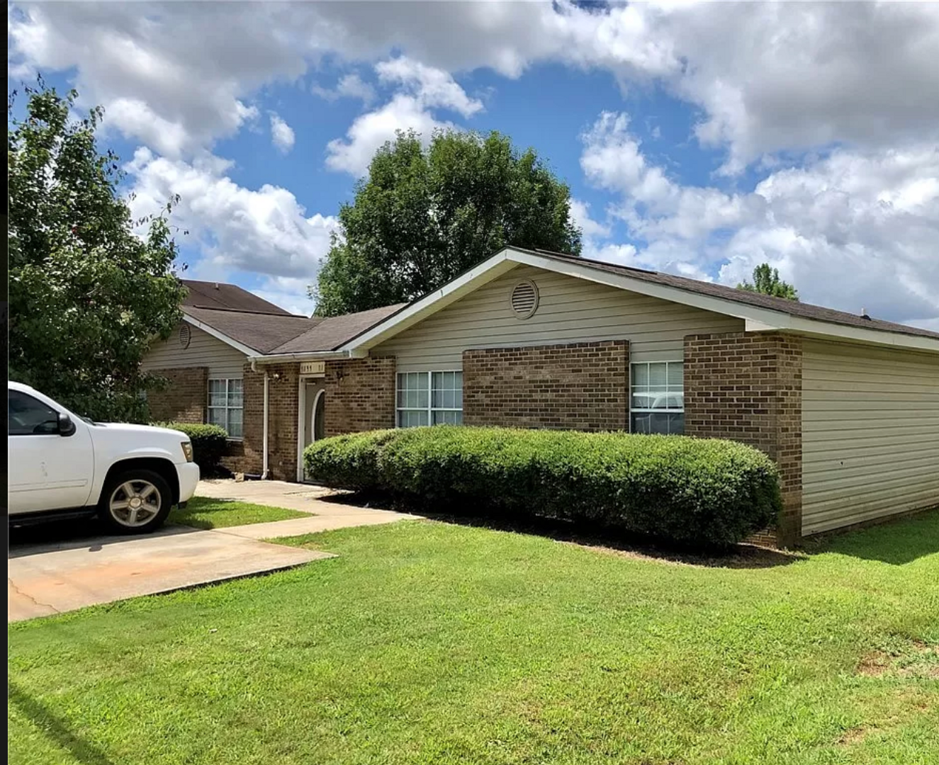 Auburn House: 1135 Gentry Dr