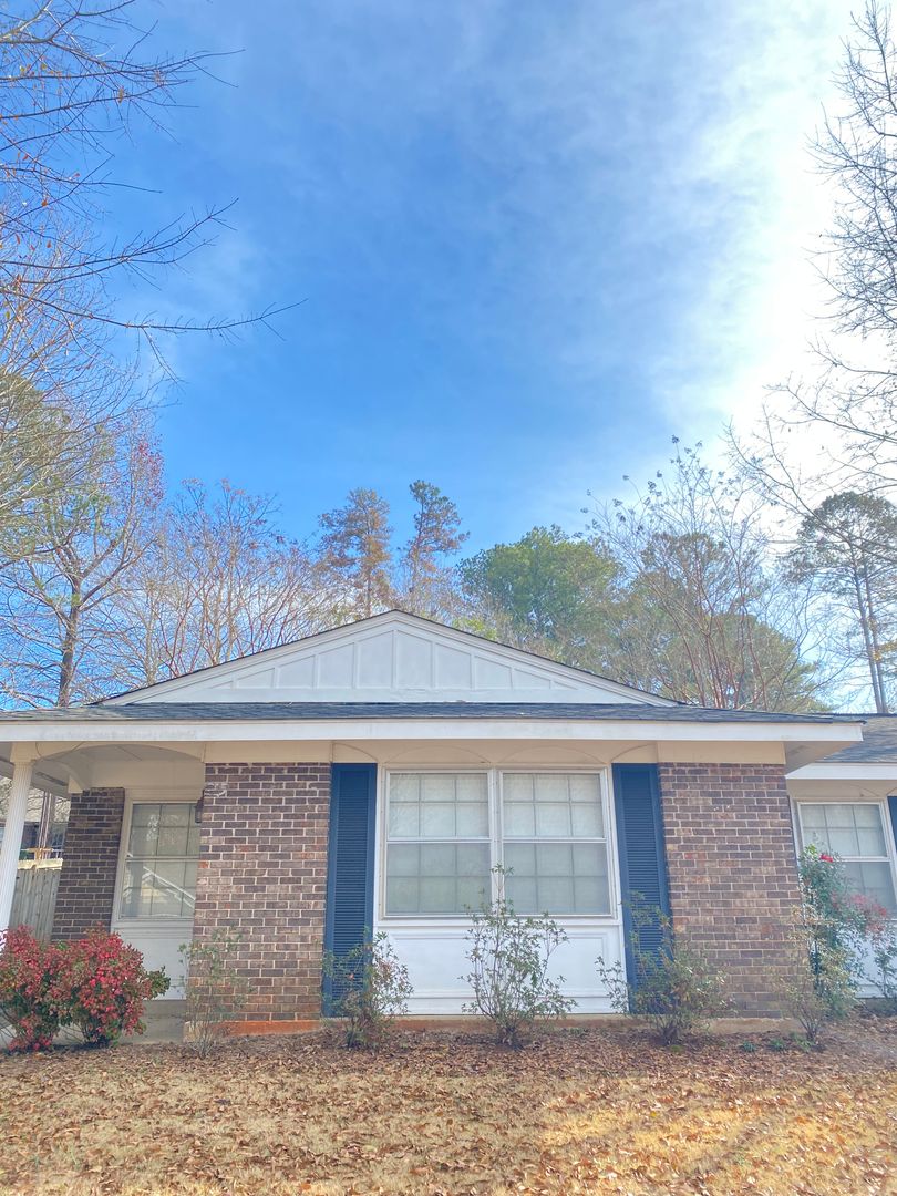 Auburn House: 119 N. Cedarbrook Dr.