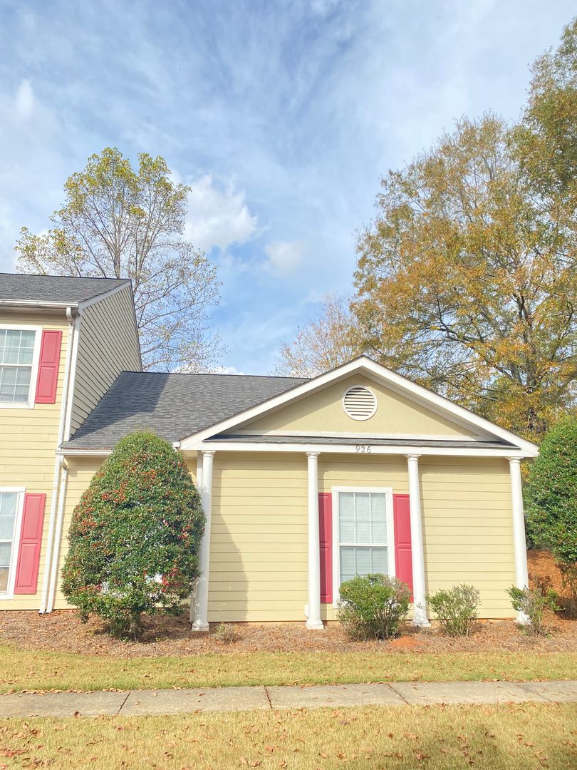 Auburn Apartment: 926 Harvard Place