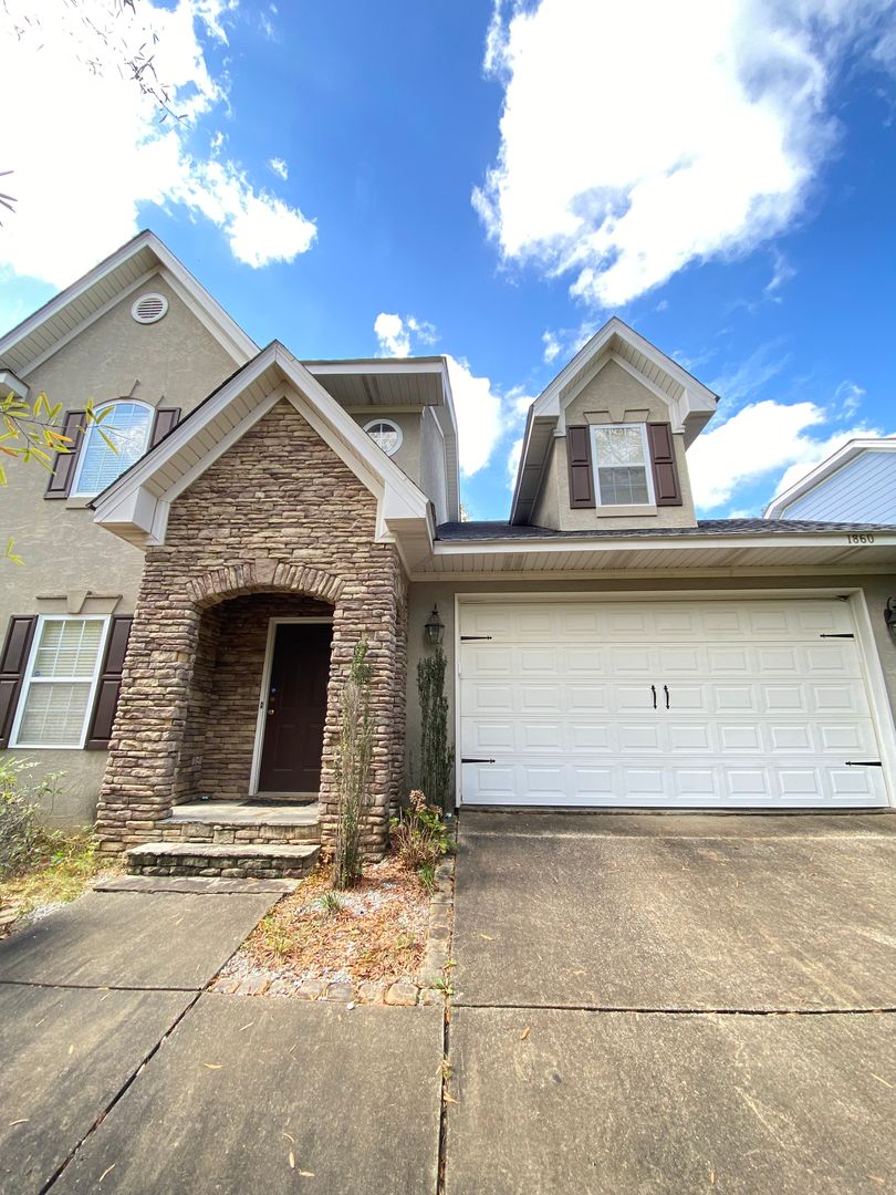 Auburn House: 1860 Coopers Pond Rd