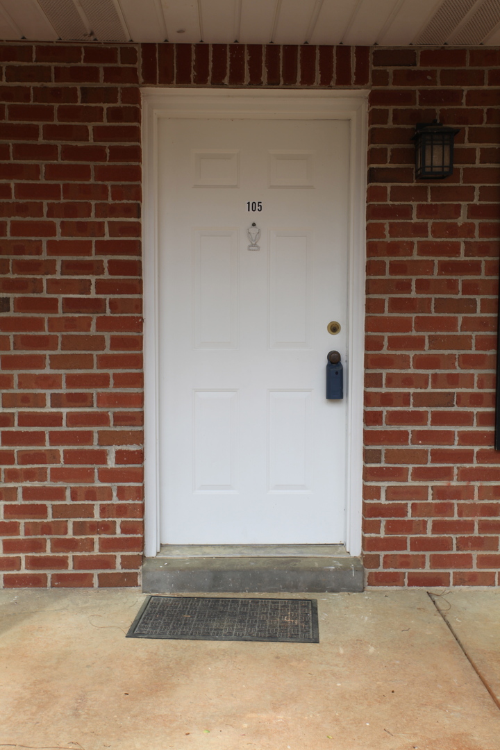 Auburn House: 168 East University Drive Unit L-105