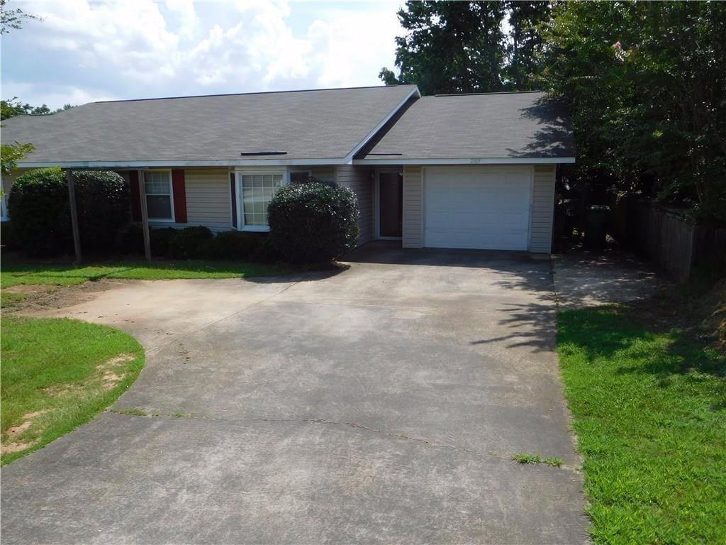 Opelika House: 2109 Henderson Dr.