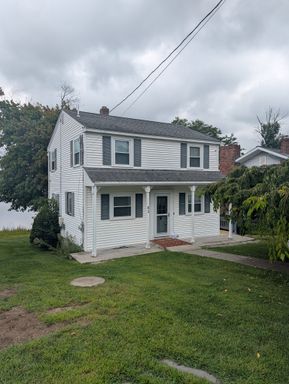 Charming Lakefront home in Mendon – $3,000/Month