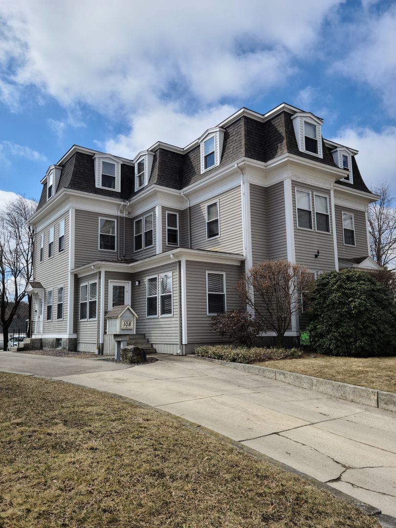 Uxbridge Apartment: 108 North Main St