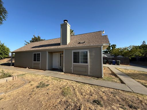 Adorable Private Home on Large Lot – photo 1