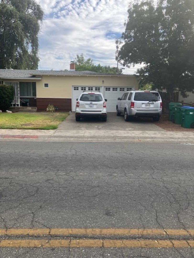 870 Moss Ave 1 of 2