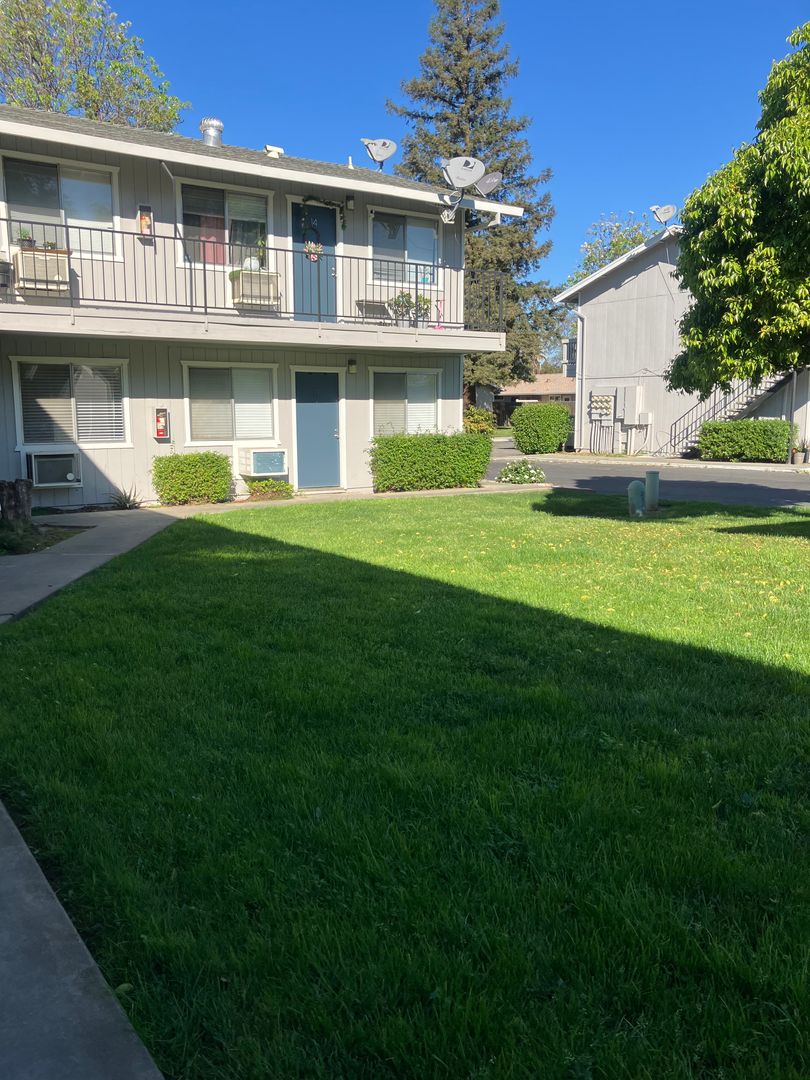 Woodland Apartment: 404 W. Cross St.