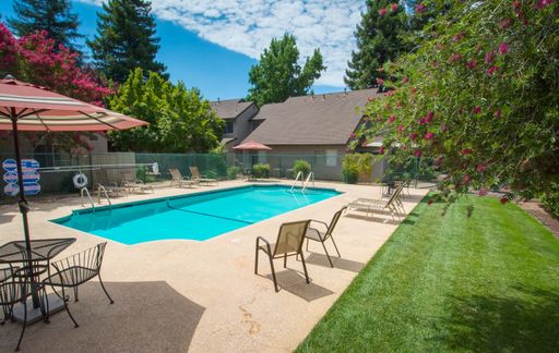$300 MOVE IN SPECIAL! - Quiet, Spacious Townhome Living! – photo 1