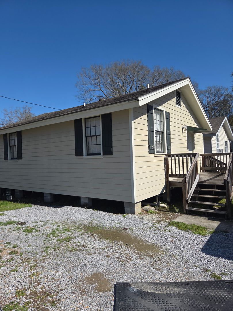 Zachary Apartment: 4276 Florida Street