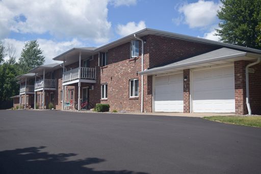 1 Bed 1 Bath Lower w/garage – photo 1