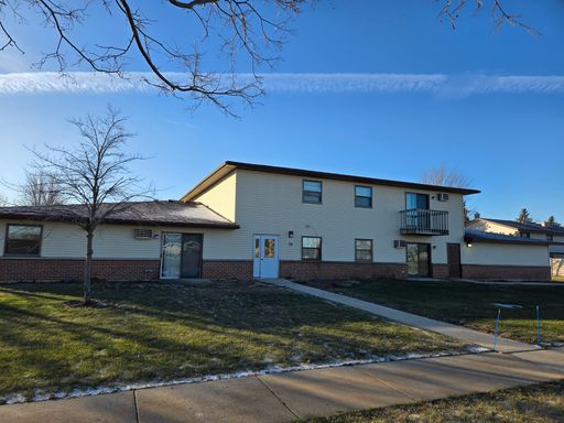 $1000 Move In Special - 2 Bed 1 Bath Upper – photo 1