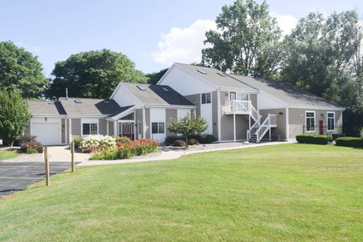2 Bed 2 Bath Lower Upgraded (Normandy 2) – photo 1