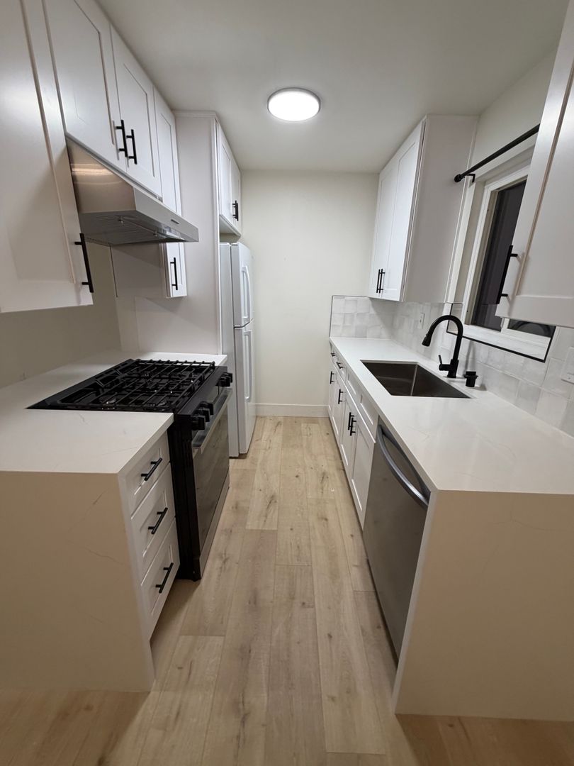 Redondo Beach Apartment: 18216 Kingsdale Ave