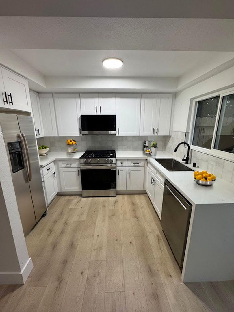 Garden Grove Apartment: 8402 Larson Ave