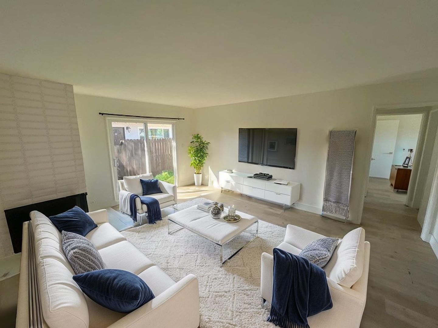 Fullerton Apartment: 2024 Commonwealth Ave,#A