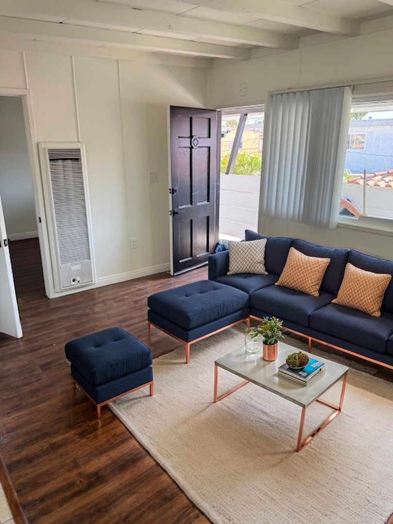 Seal Beach Apartment: 320 7th St.